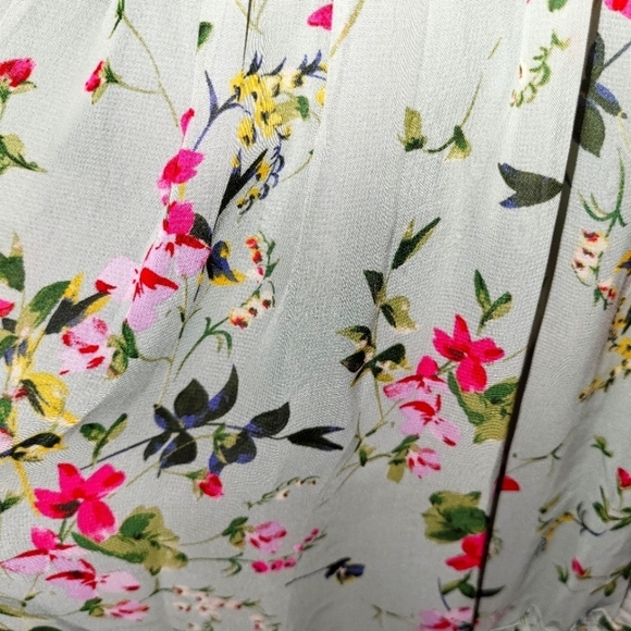 Beautiful and Flattering Floral Dress - Picture 4 of 9